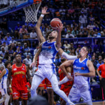Vaqueros con victoria en el primer partido en casa