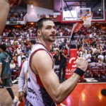Leones adelantan para liderar la serie